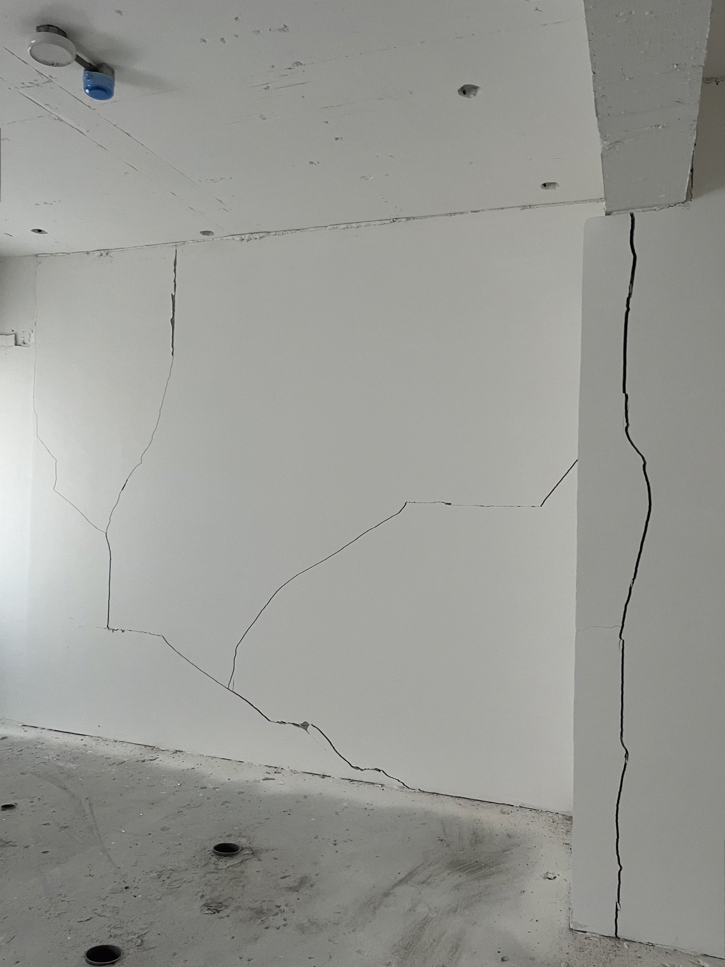 老屋牆面龜裂