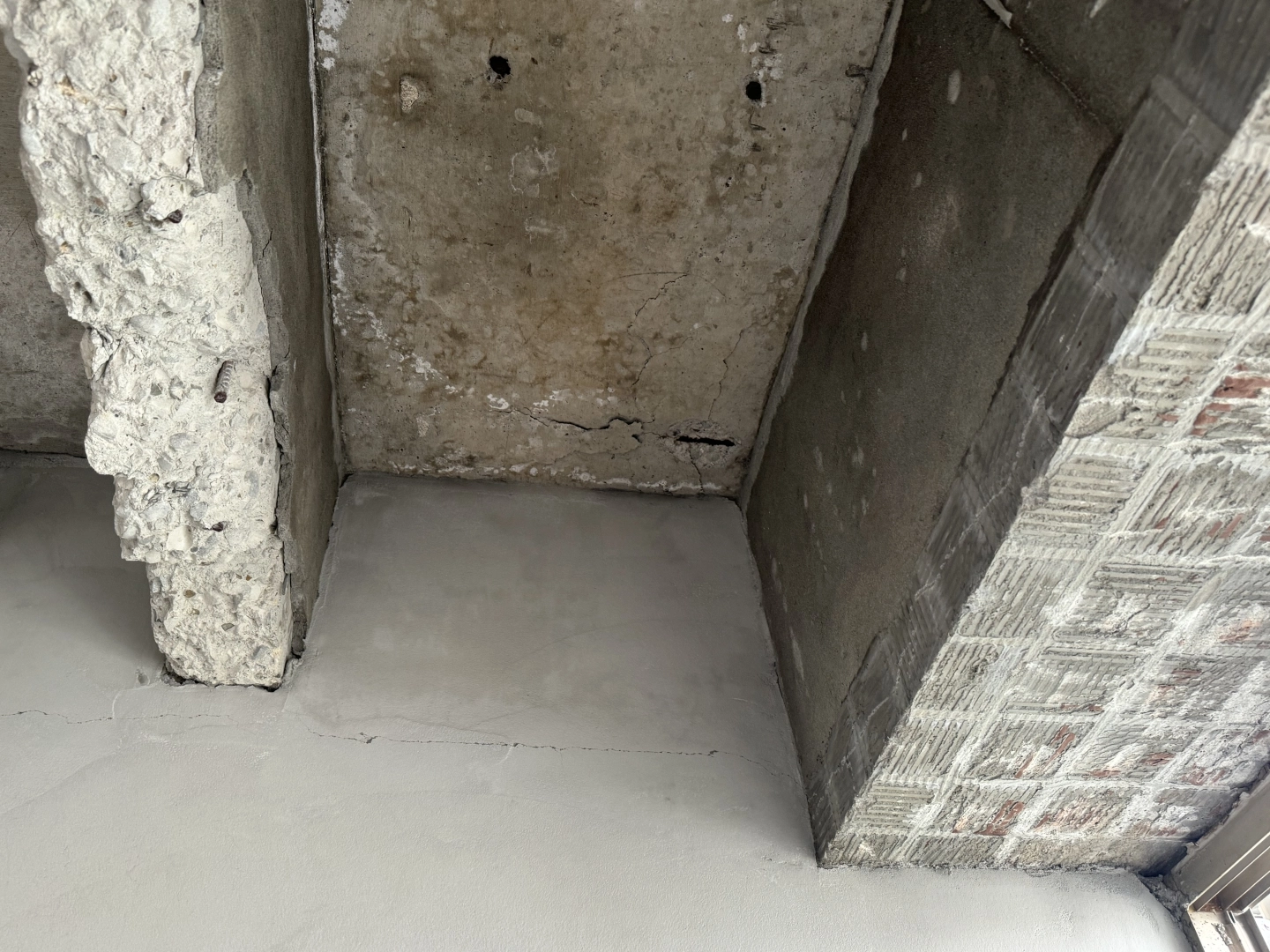 老屋拆除後鋼筋外露與牆體狀況